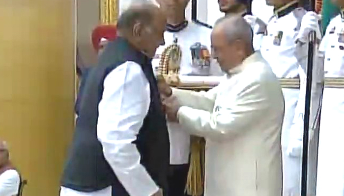 शरद पवार यांना पद्मविभूषण प्रदान