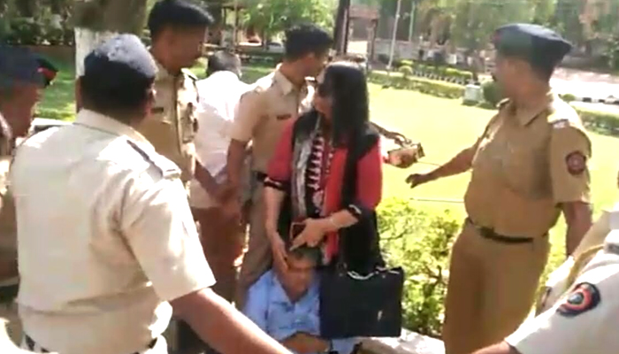 राज्याचे माहिती आयुक्त रत्नाकर गायकवाडांना भारिप कार्यकर्त्यांकडून मारहाण राज्याचे माहिती आयुक्त रत्नाकर गायकवाडांना भारिप कार्यकर्त्यांकडून मारहाण