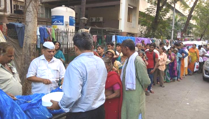 ‘तुमचे अन्न भूकेल्याच्या तोंडी’; मुंबईच्या डबेवाल्यांचा अनोखा उपक्रम