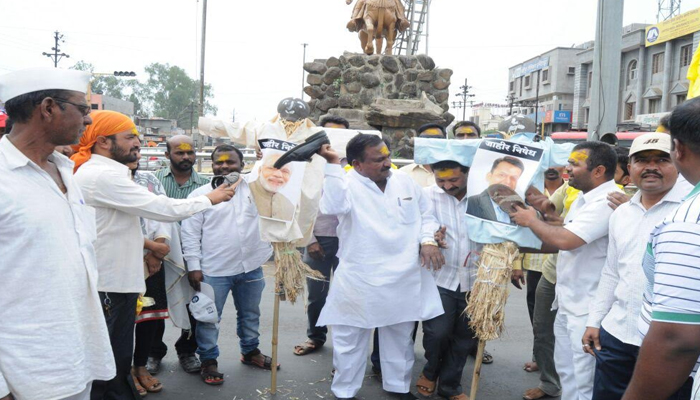 उस्मानाबाद: धनगर समाजाचे जोडे मारो आंदोलन