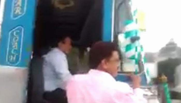 अन् चक्क मंत्री गिरीश महाजन यांनी चालवला ट्रक अन् चक्क मंत्री गिरीश महाजन यांनी चालवला ट्रक