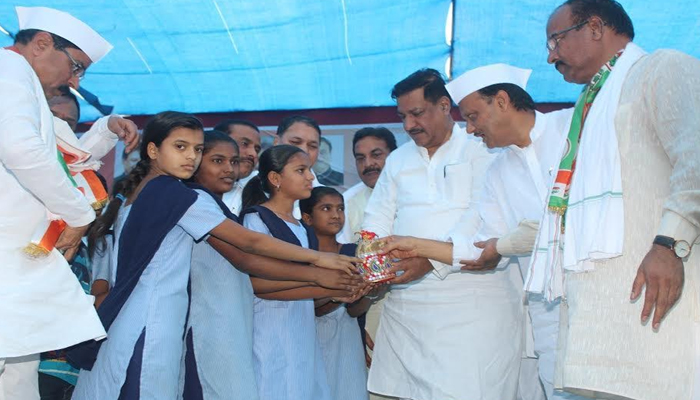 कर्जमाफी देता येत नसेल तर सत्ता सोडा,आम्ही कर्जमाफी करू : पृथ्वीराज चव्हाण कर्जमाफी देता येत नसेल तर सत्ता सोडा,आम्ही कर्जमाफी करू : पृथ्वीराज चव्हाण