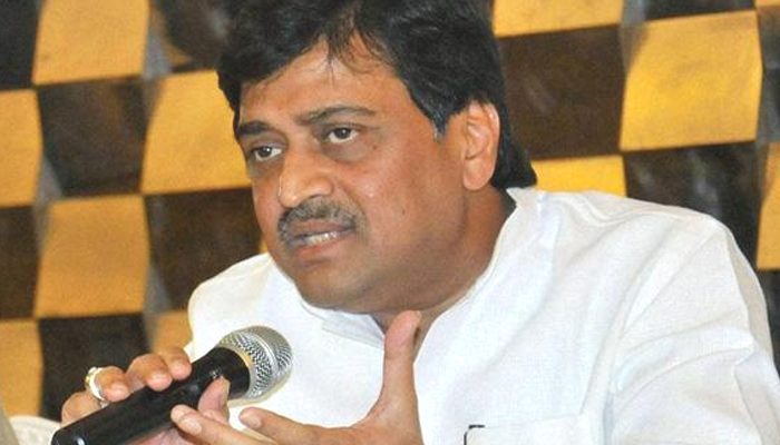 डोक्यात सत्तेची नशा गेल्याने दानवेंकडून बेताल वक्तव्ये – अशोक चव्हाण डोक्यात सत्तेची नशा गेल्याने दानवेंकडून बेताल वक्तव्ये – अशोक चव्हाण