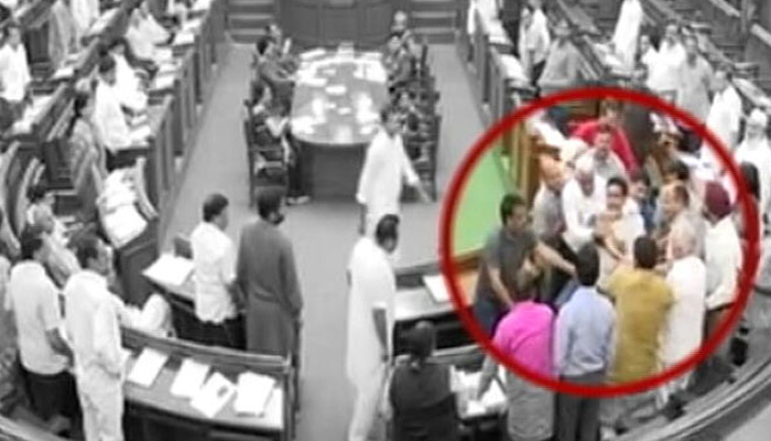 दिल्ली विधानसभेत राडा, ‘आप’ आमदारांची कपिल मिश्रांना मारहाण