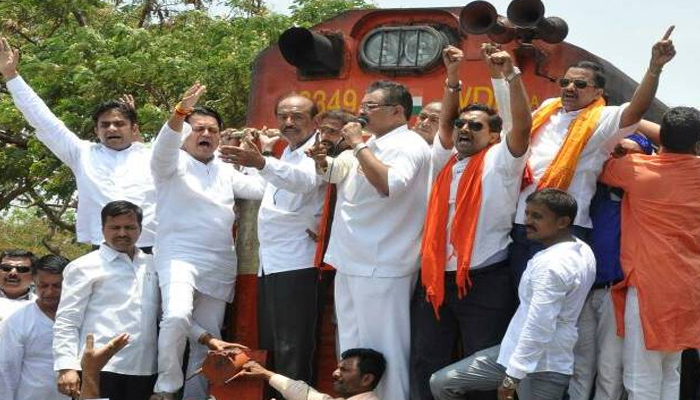 मुंबई-लातूर एक्सप्रेससाठी लातूरकरांचे ‘रेल रोको’ आंदोलन, बिदर विस्तार रद्द न झाल्यास तीव्र आंदोलनाचा इशारा