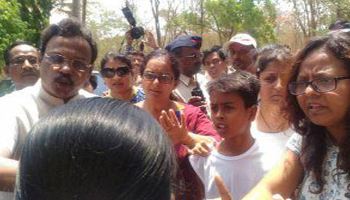 शुल्कवाढीवरुन संतप्त पालकांनी पुन्हा तावडेंना घेरले शुल्कवाढीवरुन संतप्त पालकांनी पुन्हा तावडेंना घेरले