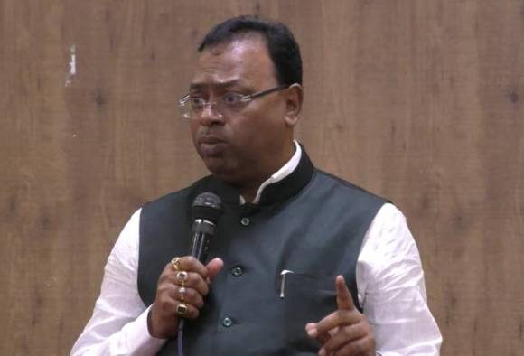 उस्मानाबाद – कोण बावनकुळे ? असं म्हणणा-या अधिका-याला ऊर्जामंत्र्यांचा दणका !