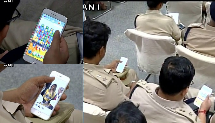 मुख्यमंत्र्यांच्या भाषणादरम्यान पोलीस अधिकारी मेलानिया ट्रम्पचा फोटे पाहण्यात दंग