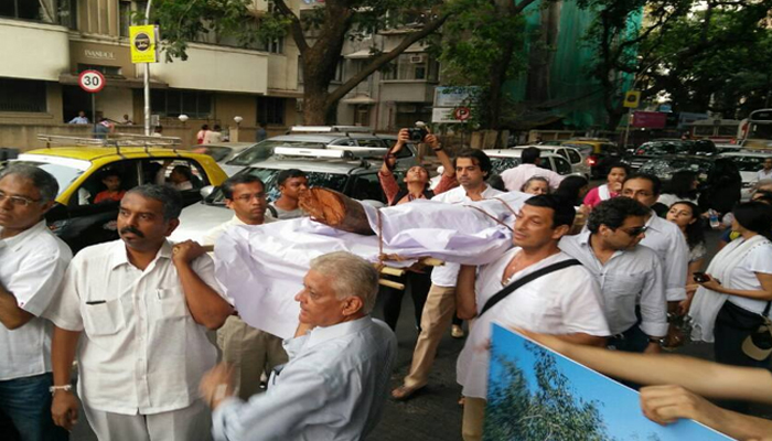 मेट्रो 3 प्रकल्पासाठी कत्तल झालेल्या झाडांची अंत्ययात्रा