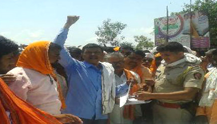 नांदेडमध्ये 15 आंदोलक शेतक-यांना अटक नांदेडमध्ये 15 आंदोलक शेतक-यांना अटक