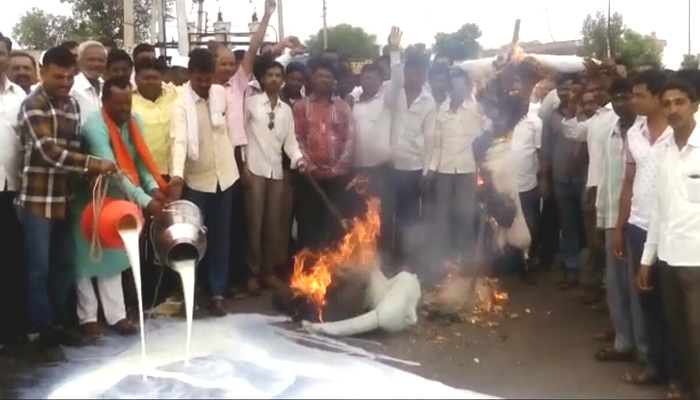 शिवसेनेकडून मुख्यमंत्री फडवणीस, मंत्री महाजन यांच्या प्रतिकात्मक पुतळ्याचे दहन शिवसेनेकडून मुख्यमंत्री फडवणीस, मंत्री महाजन यांच्या प्रतिकात्मक पुतळ्याचे दहन