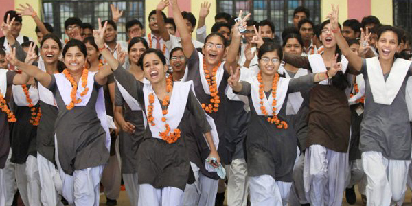 दहावीच्या निकालाचा टक्का घसरला, मात्र मुलींचं वर्चस्व कायम