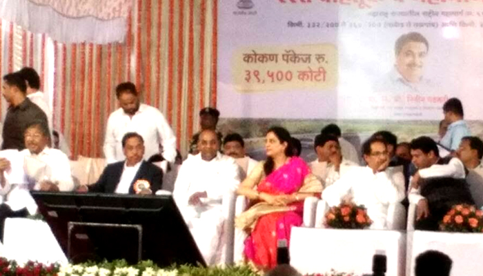 12 वर्षांनंतर राणे – उद्धव एकाच व्यासपीठावर 12 वर्षांनंतर राणे – उद्धव एकाच व्यासपीठावर