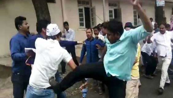 अमरावतीत आरोग्य मंत्र्यांसमोरच आप- शिवसेना कार्यकर्ते भिडले