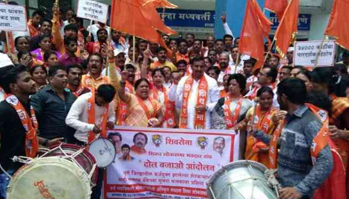 शिवसेनेचे कर्जमाफीच्या अंमलबजावणीसाठी बॅंकांसमोर ‘ढोल बजाव’ आंदोलन