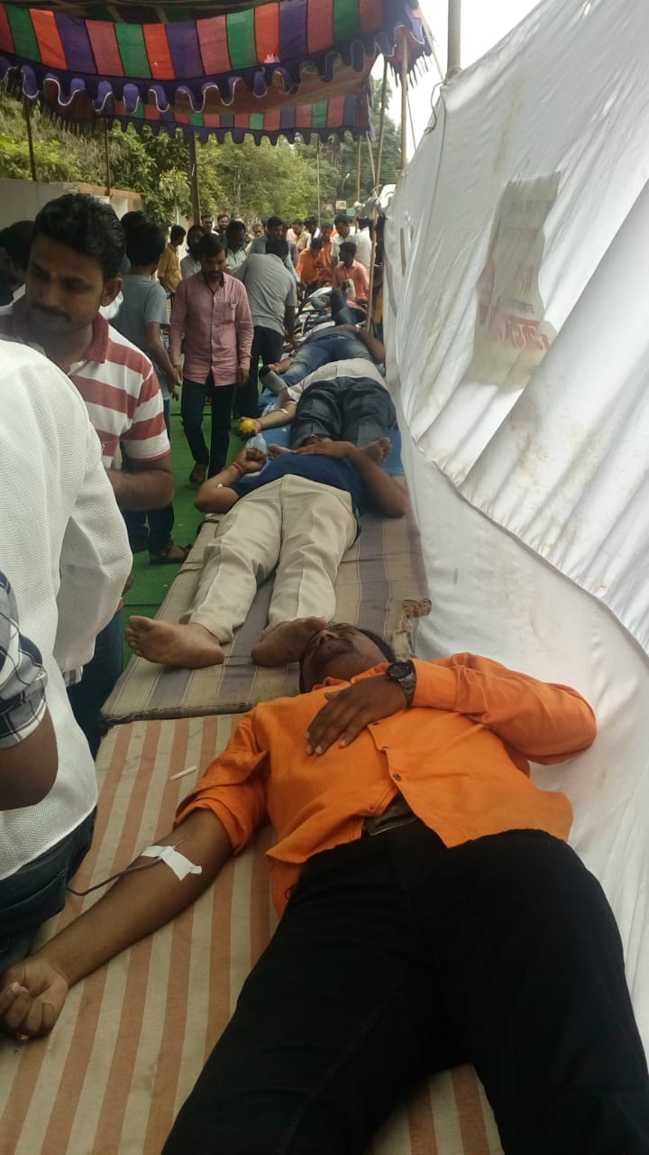 आरक्षणासाठी बलिदान दिलेल्यांना रक्तदान करुन वाहिली श्रद्धांजली !