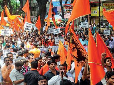 पिंपरी-चिंचवडमध्ये खासदार, आमदारांच्या घरासमोर घंटानाद आंदोलन ! पिंपरी-चिंचवडमध्ये खासदार, आमदारांच्या घरासमोर घंटानाद आंदोलन !