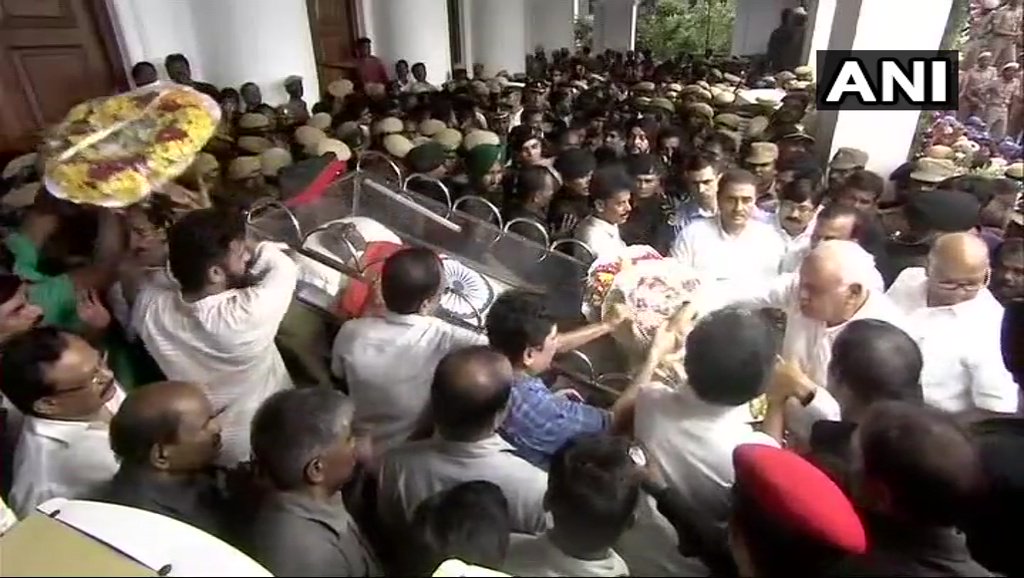 करुणानिधींना अखेरचा निरोप, अंत्यदर्शनासाठी चाहत्यांची गर्दी ! करुणानिधींना अखेरचा निरोप, अंत्यदर्शनासाठी चाहत्यांची गर्दी !