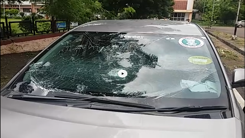 मराठा आंदोलकांनी खासदार हीना गावित यांची गाडी फोडली !