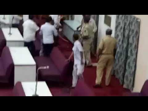 औरंगाबाद – महपालिकेत वाजपेयींच्या श्रद्धांजली प्रस्तावास विरोध करणा-या एमआयएमच्या नगरसेवकाला बेदम मारहाण ! पहा व्हिडीओ औरंगाबाद – महपालिकेत वाजपेयींच्या श्रद्धांजली प्रस्तावास विरोध करणा-या एमआयएमच्या नगरसेवकाला बेदम मारहाण ! पहा व्हिडीओ