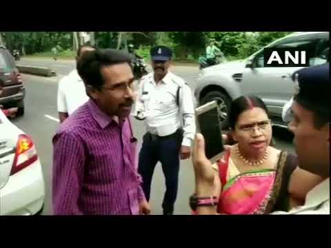 मुख्यमंत्री माझे मेहुणे, गाडी सोडण्यासाठी पोलिसाला दम ! VIDEO मुख्यमंत्री माझे मेहुणे, गाडी सोडण्यासाठी पोलिसाला दम ! VIDEO