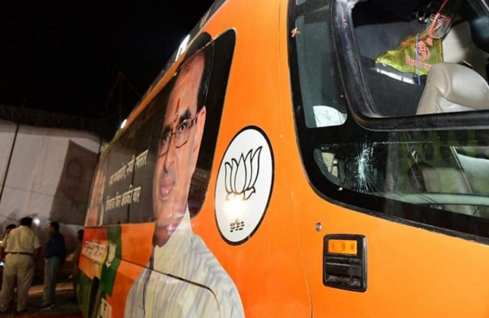 मध्य प्रदेशच्या मुख्यमंत्र्यांच्या ताफ्यावर हल्ला, 3 पोलीस जखमी ! मध्य प्रदेशच्या मुख्यमंत्र्यांच्या ताफ्यावर हल्ला, 3 पोलीस जखमी !