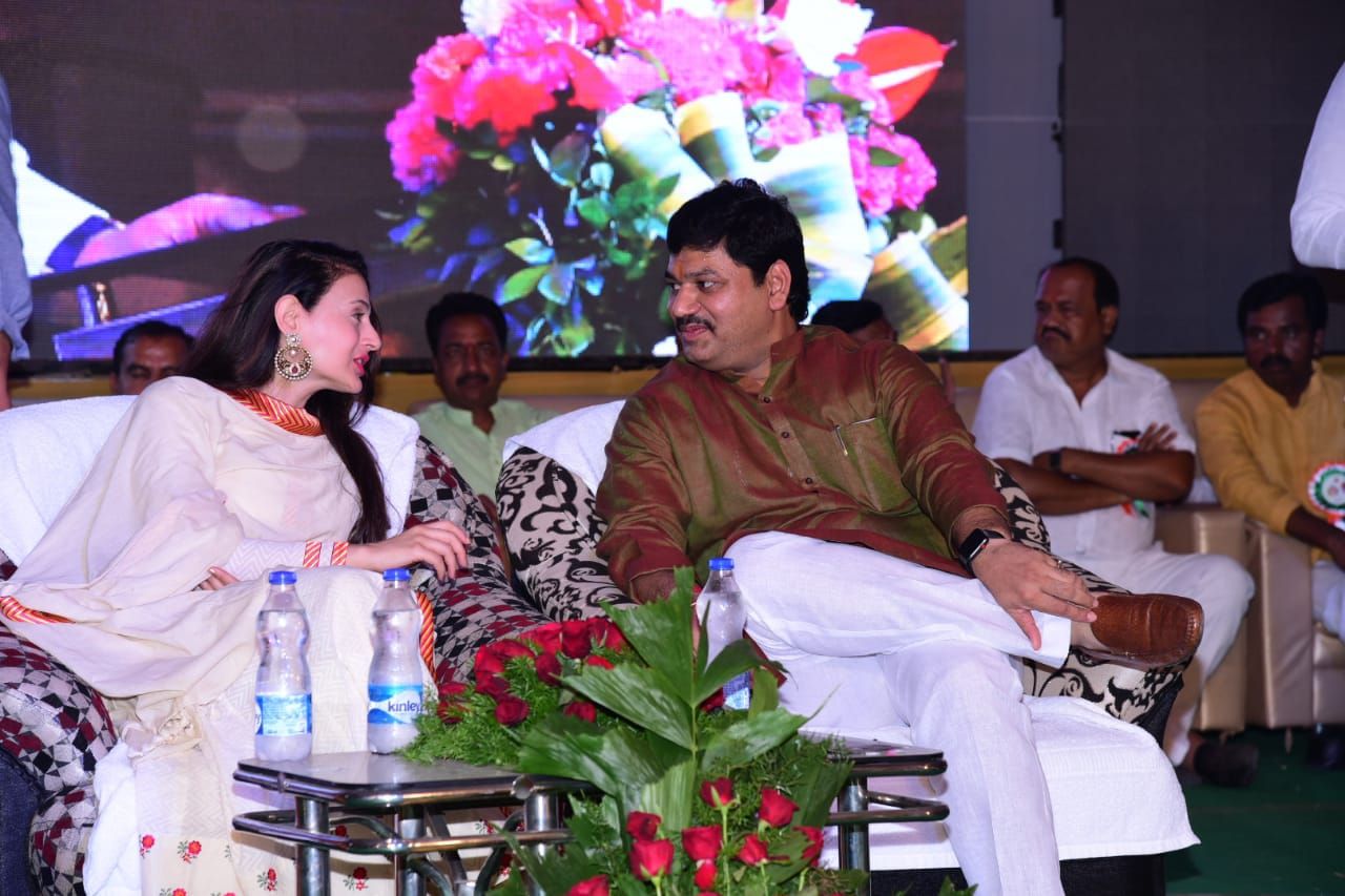 धनंजय मुंडे हेच खरे स्टार – अमिषा पटेल