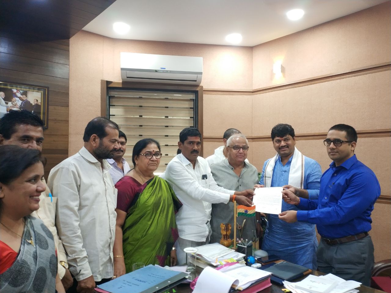 बीड – राष्ट्रवादीच्या शिष्टमंडळाने घेतली जिल्हाधिकार्‍यांची भेट, विविध प्रश्नासंदर्भात केली दोन तास चर्चा !