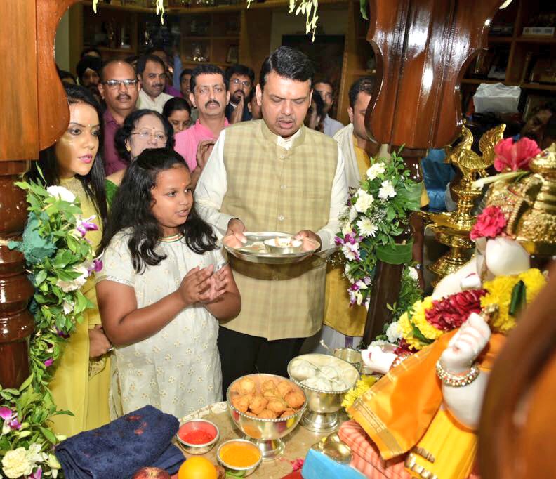 गणराज ज्यांच्या पाठिशी आहे त्यांना वर्ष मोजावी लागत नाहीत – मुख्यमंत्री VIDEO