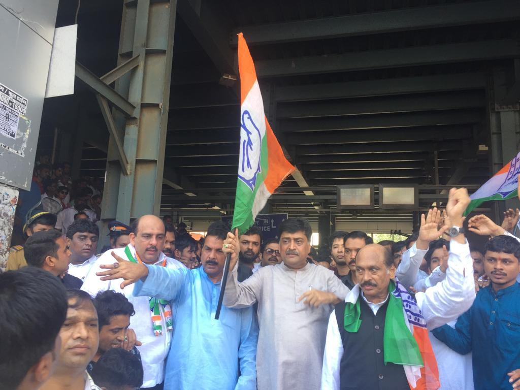 शिवसेनेला जराही लाज असती तर ते आज आंदोलनात उतरले असते – अशोक चव्हाण