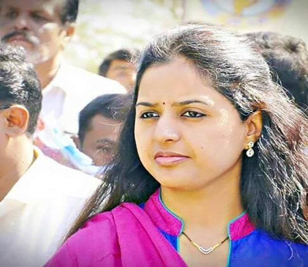 पुणे – पीडित मुलीच्या कुटूंबियांची खासदार प्रितम मुंडेंनी घेतली भेट !