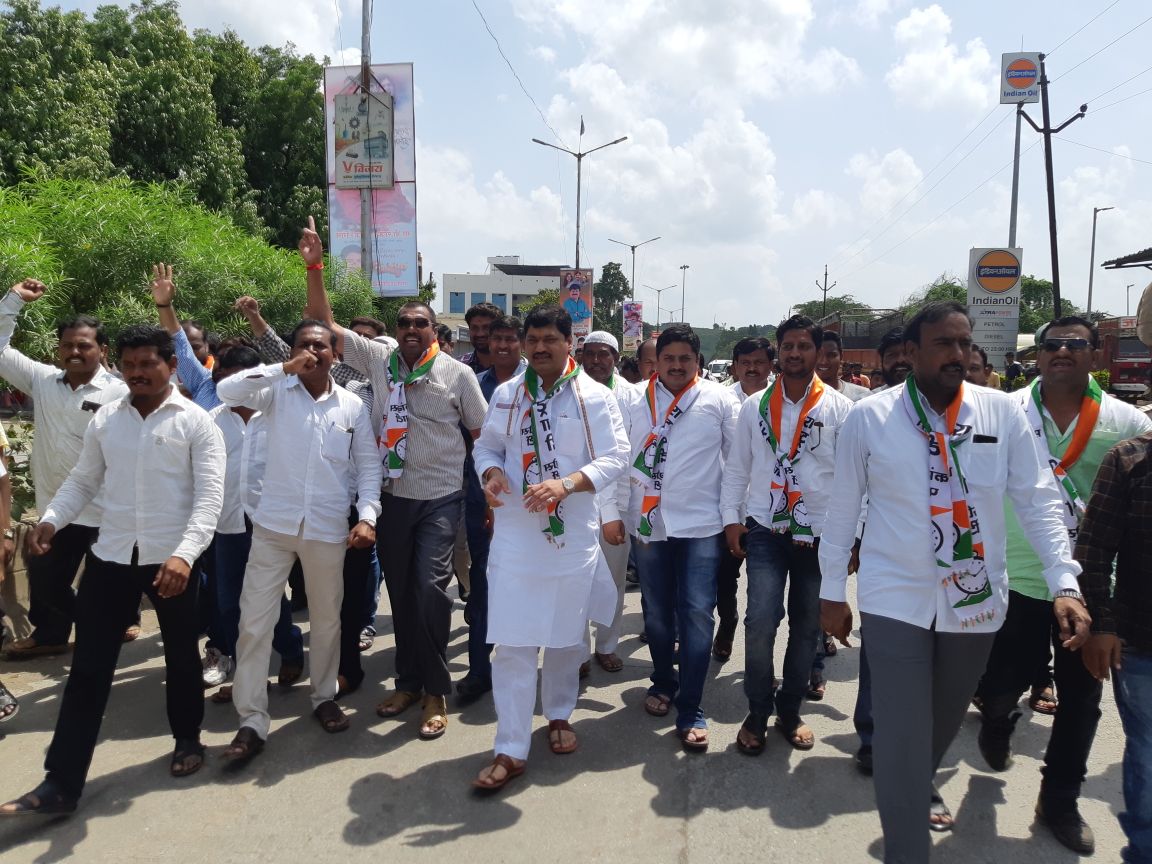 बीड – सरकारविरोधात धनंजय मुंडेंनी परळीत काढली पायी रॅली ! VIDEO