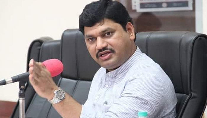 धनंजय मुंडेंच्या अडचणीत वाढ, न्यायालयाचा दणका !