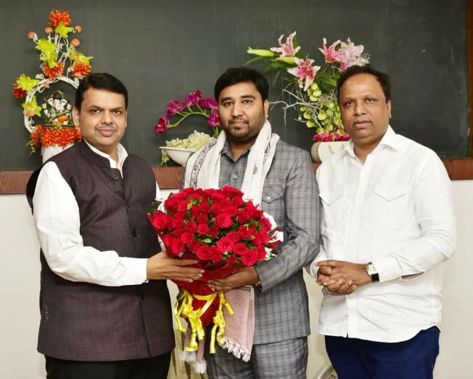 शिवसेनेला मोठा धक्का, “या” नेत्याचा नाट्यमयरित्या रात्री भाजपात प्रवेश !