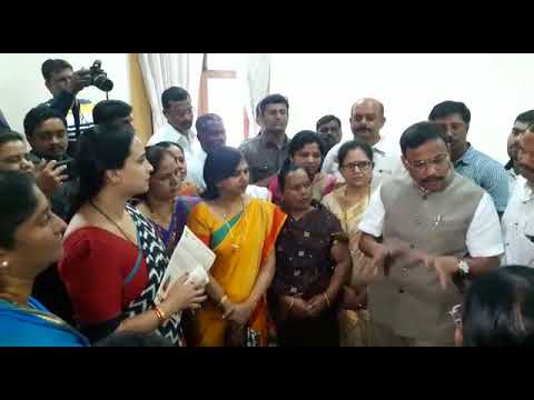 राम कदमांच्या वक्तव्यावरुन चित्रा वाघ यांचा विनोद तावडेंना घेराव ! VIDEO