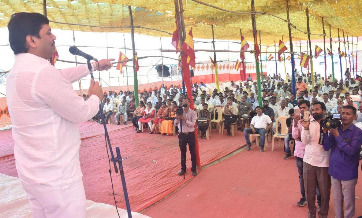 तर एस.टी. कर्मचारीही सरकारला दिवाळी साजरी करू देणार नाहीत- धनंजय मुंडे तर एस.टी. कर्मचारीही सरकारला दिवाळी साजरी करू देणार नाहीत- धनंजय मुंडे