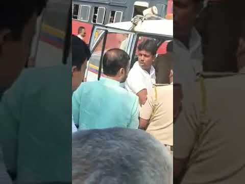 मंत्री सुभाष देशमुख यांची माणूसकी, अपघातग्रस्त व्यक्तीला केली मदत ! VIDEO मंत्री सुभाष देशमुख यांची माणूसकी, अपघातग्रस्त व्यक्तीला केली मदत ! VIDEO