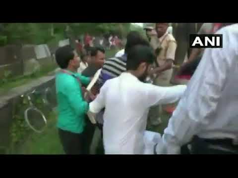 मिरवणुकीदरम्यान हत्तीवरुन पडले विधानसभा अध्यक्ष ! पाहा व्हिडीओ