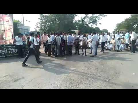 उस्मानाबाद – दुष्काळ जाहीर करण्याच्या मागणीवरुन शेतक-यांचा रास्तारोको ! VIDEO