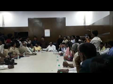 ऊर्जा मंत्र्यांच्या बैठकीत राडा, संतापलेल्या मंत्र्यांनी गावक-यांना बैठकीतून बाहेर हाकललं ! VIDEO