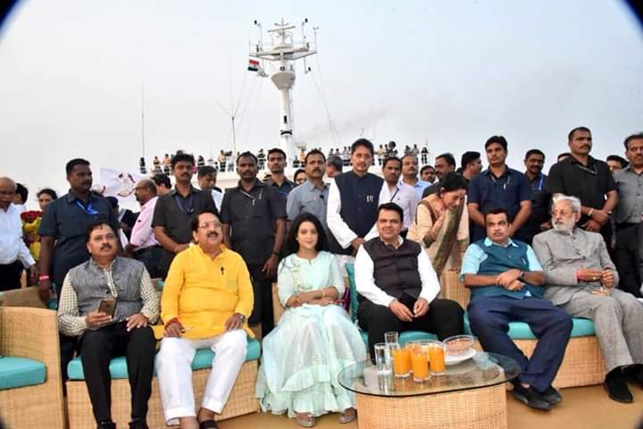 “या” फोटोवरुन शिवसैनिकांमध्ये मोठा संताप, तर निलेश राणेंनी उडवली खिल्ली !