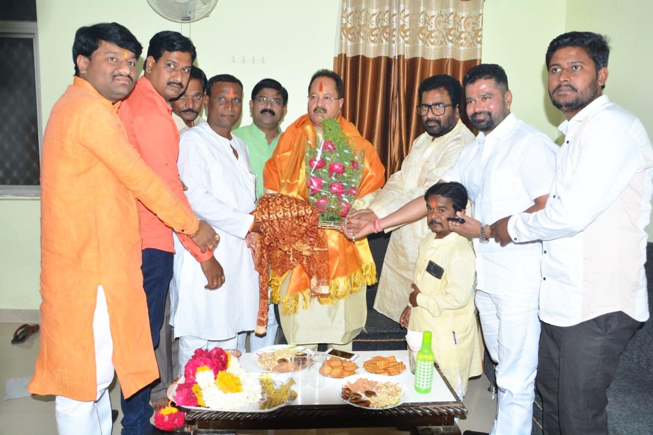 उस्मानाबाद – अशा लोकप्रतिनिधींना आम्ही पाडायलाही मागे पाहणार नाही, शिवसेना नेते अनंत तरेंचा इशारा !