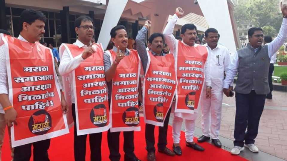 विधिमंडळ परिसरात शिवसेनेचे आमदार आक्रमक, मराठा आरक्षणाच्या मागणीवरुन घोषणाबाजी !
