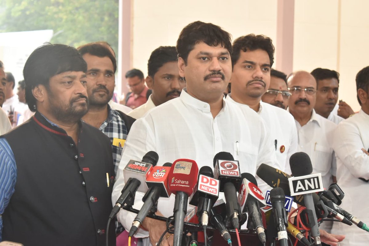 कुंभकर्णासारखे झोपलेले सरकार शेतकऱ्यांच्या प्रश्नावर कधी जागे होणार – धनंजय मुंडे