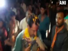 भाजपच्या उमेदवाराचं चप्पलचे हार घालून स्वागत, पहा कसा झाला राडा, व्हिडिओ ! भाजपच्या उमेदवाराचं चप्पलचे हार घालून स्वागत, पहा कसा झाला राडा, व्हिडिओ !