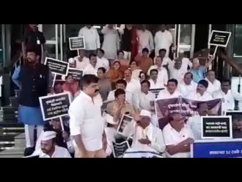 शेतक-यांना सरसकट हेक्टरी ५० हजार रुपये द्या, विरोधकांची जोरदार घोषणाबाजी ! VIDEO शेतक-यांना सरसकट हेक्टरी ५० हजार रुपये द्या, विरोधकांची जोरदार घोषणाबाजी ! VIDEO