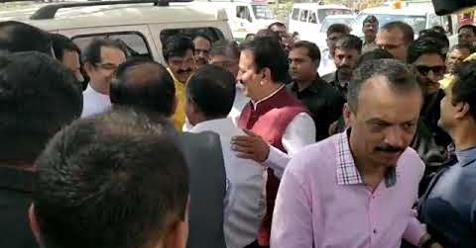 उद्धव ठाकरे आणि चंद्रकांत पाटलांचा एकाच गाडीतून प्रवास ! VIDEO