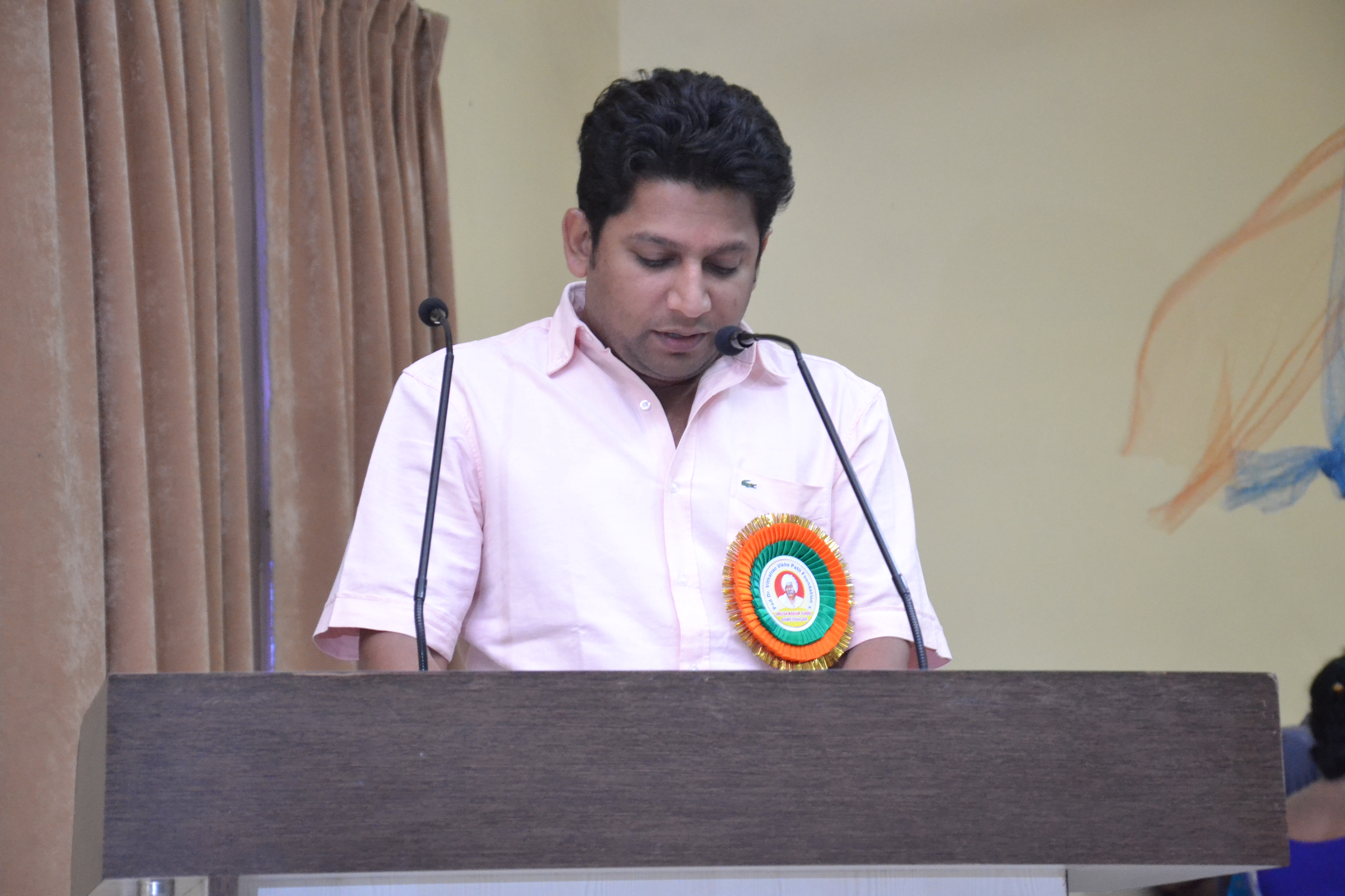 वडील काँग्रेस नेते असले तरी मला पक्ष निवडीचा अधिकार, सुजय विखेंचे पक्ष सोडण्याचे संकेत !