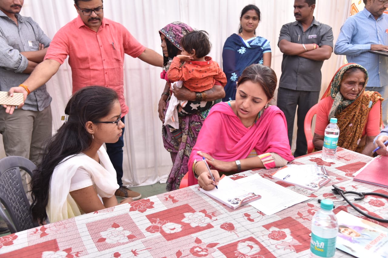 बीड – खासदार डॉ. प्रितम मुंडेंनी स्वतः शिबीरात सहभागी होऊन केली रूग्णांची तपासणी !