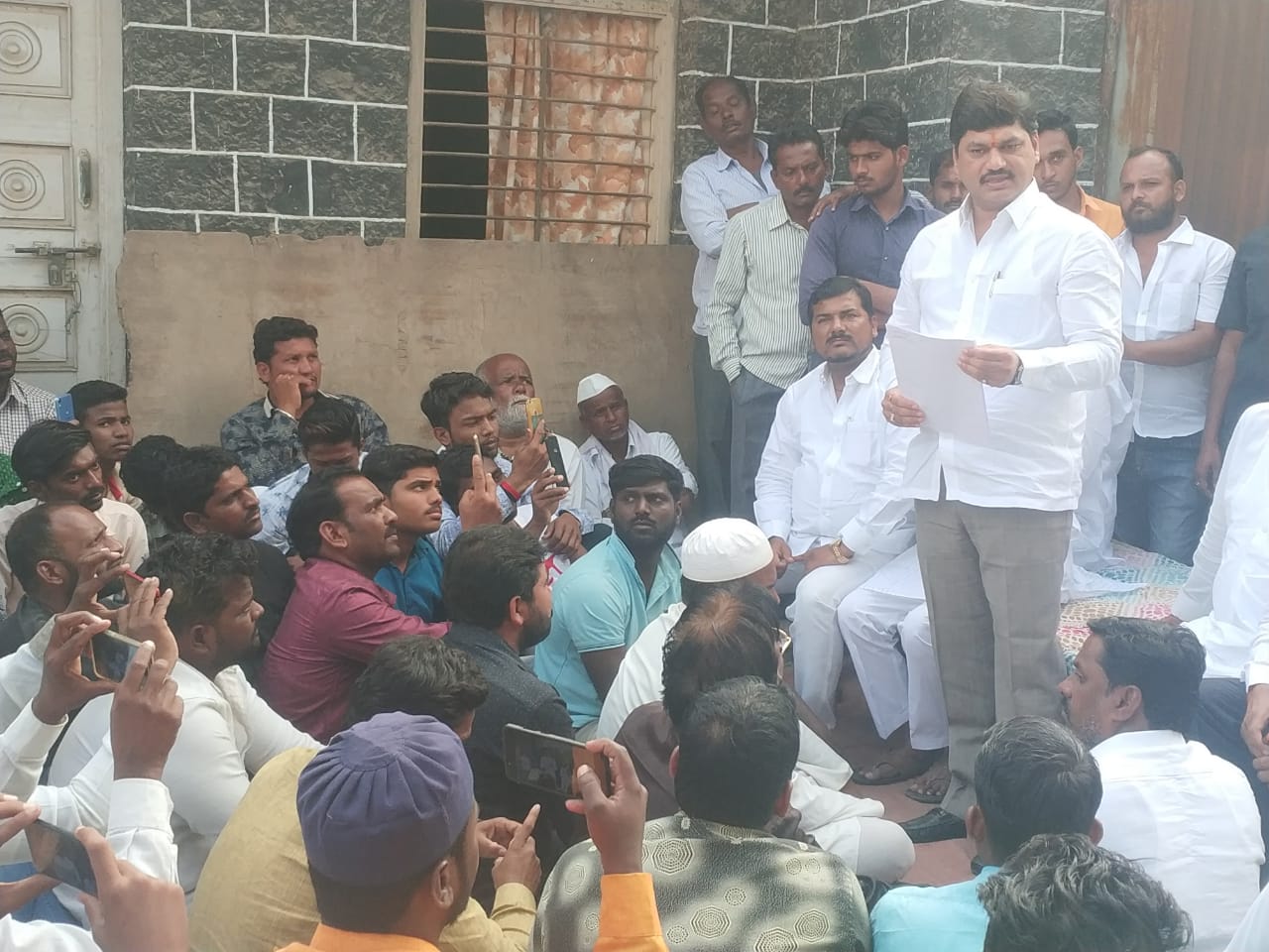 इथले पालकमंत्री झोपले हेाते का?, राम शिंदेंवर धनंजय मुंडेंची टीका!